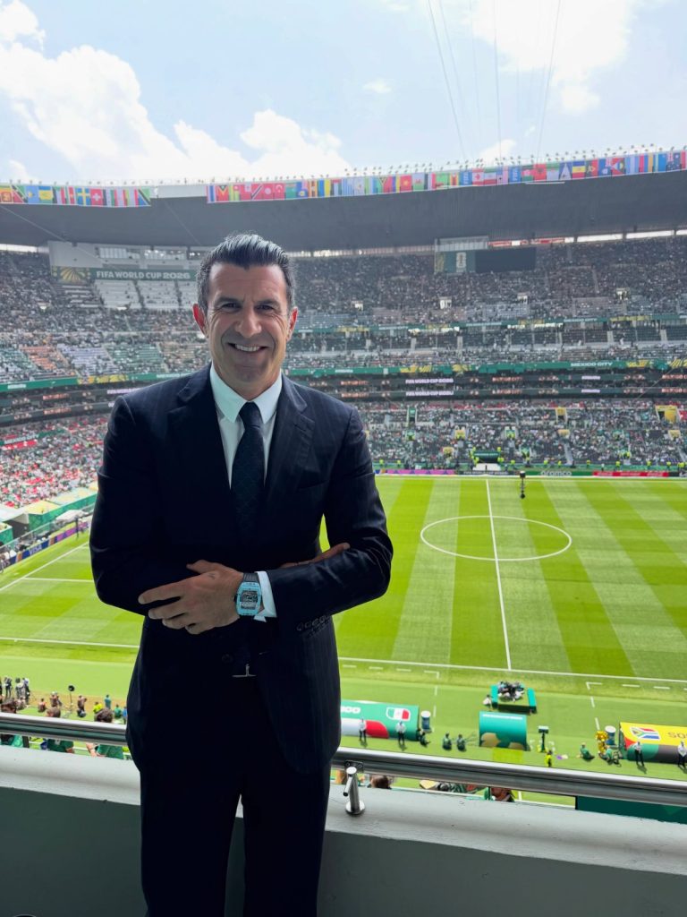 Figo exige la renuncia de Infantino a la FIFA