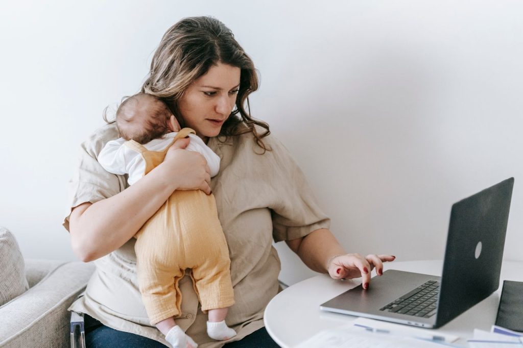 Maternidad tardía: ¿Por qué cada vez se retrasa más la decisión de ser madre?