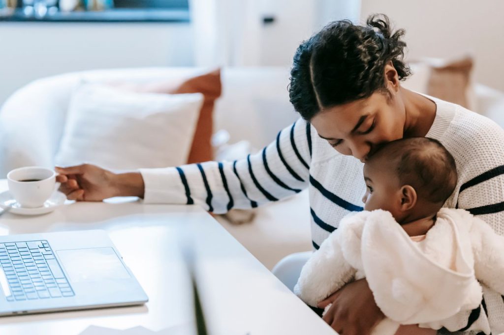 Maternidad tardía: ¿Por qué cada vez se retrasa más la decisión de ser madre?