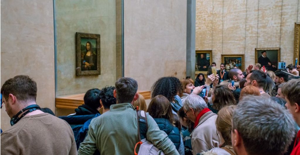 Siempre hay decenas de espectadores frente a la Mona Lisa en el Museo del Louvre