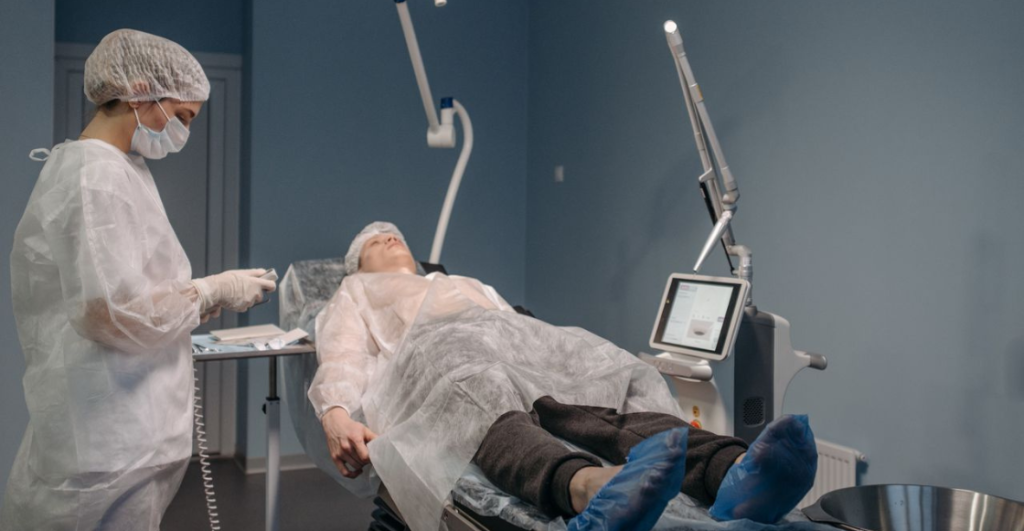 ¿Grasa de cadáveres para cirugías estéticas? Así funciona la "necrocosmética"