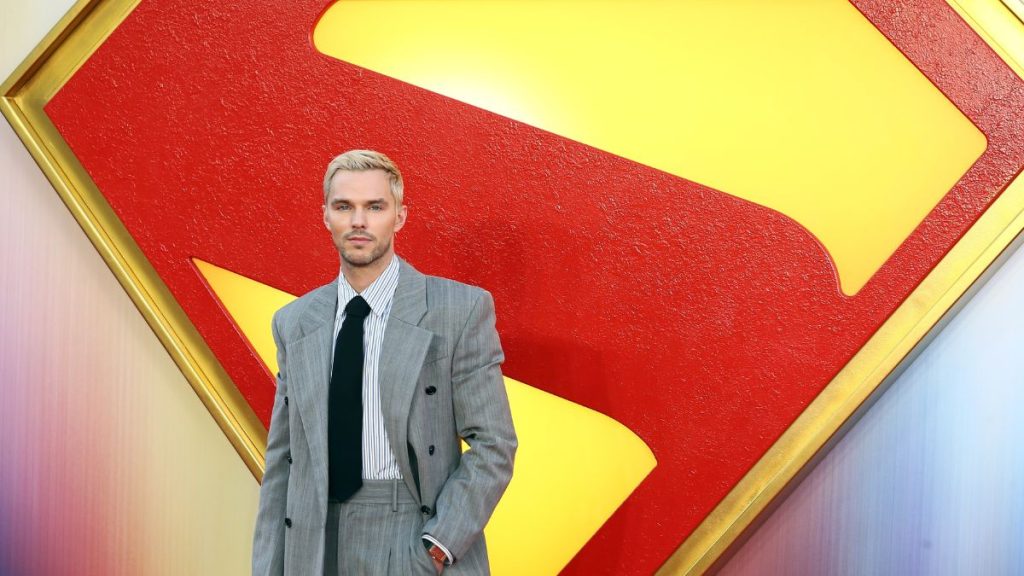 Nicholas Hoult en la premiere de Superman