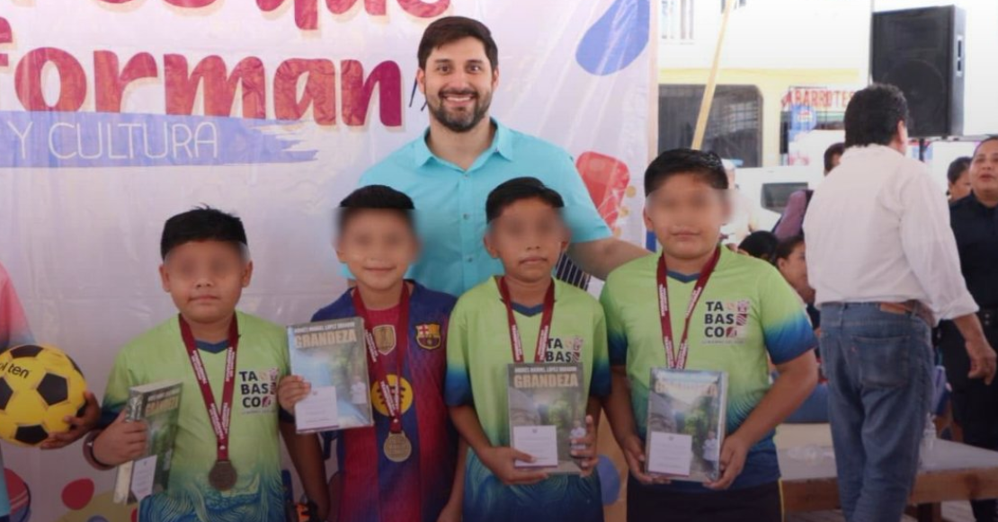 ¿Premio o castigo? Niños ganan torneo y reciben como premio el libro de AMLO
