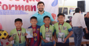 ¿Premio o castigo? Niños ganan torneo y reciben como premio el libro de AMLO