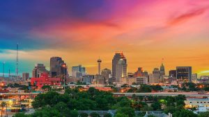 Vista panorámica del horizonte de la ciudad al atardecer, ideal para ilustrar qué hacer en San Antonio, Texas.