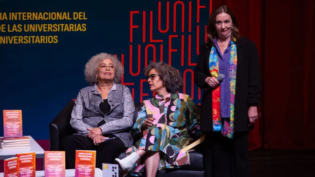 quienes-son-angela-davis-gina-dent-academicas-ponencia-unam-2