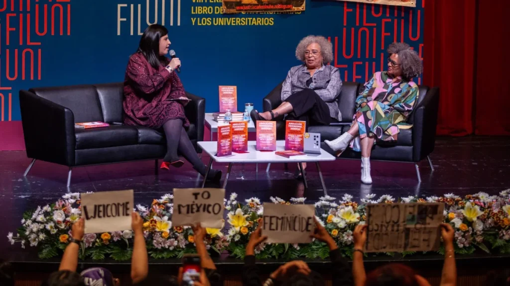 quienes-son-angela-davis-gina-dent-academicas-ponencia-unam-4