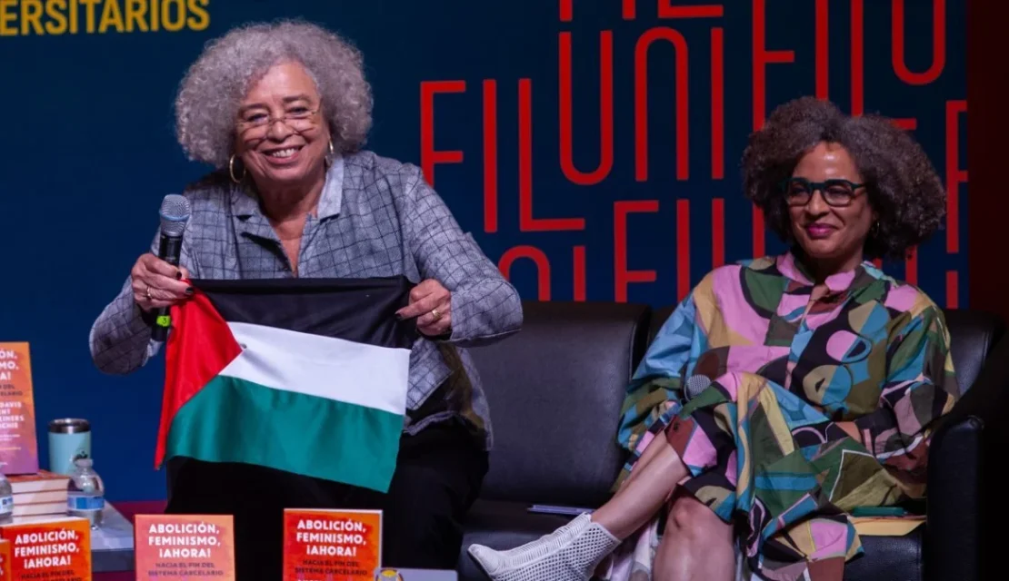 ¿Quiénes son Angela Davis y Gina Dent? Académicas que causaron largas filas en la UNAM