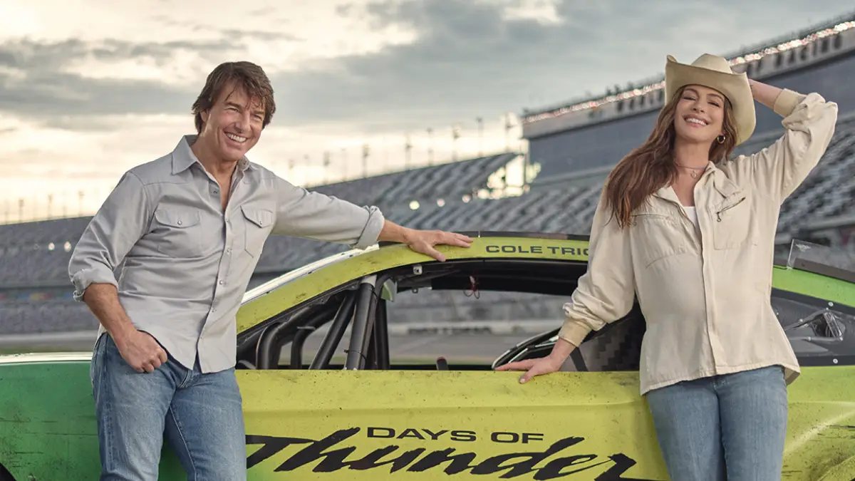 Anne Hathaway se sube al auto de Tom Cruise en Days of Thunder; ya tenemos fecha de estreno y más detalles