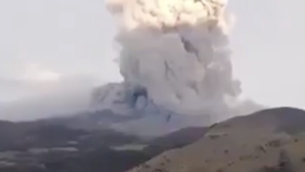 tras-sismo-volcan-purace-emite-gases-cenizas-colombia