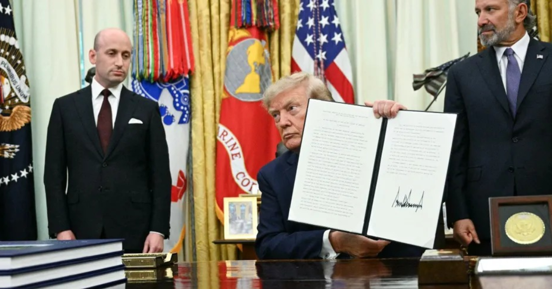 Trump firma decreto contra el turismo de nacimiento, ¿de qué va y a quiénes afecta?