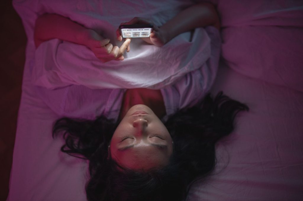 ¿Pasas horas viendo videos cortos? ¡Tu cerebro podría estar en peligro!