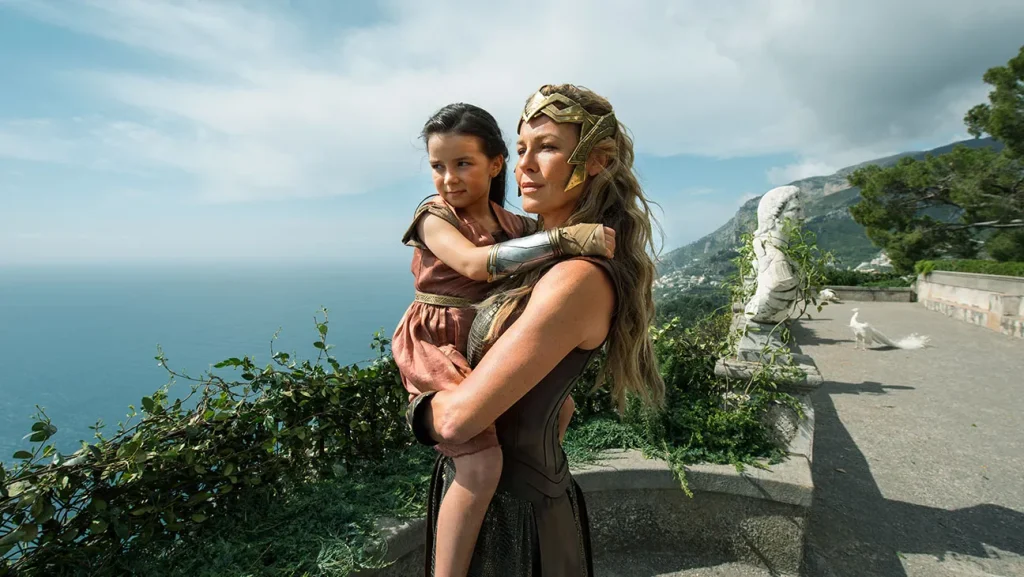 Imagen de 'Wonder Woman' con personajes en la ficticia isla de Temiscira