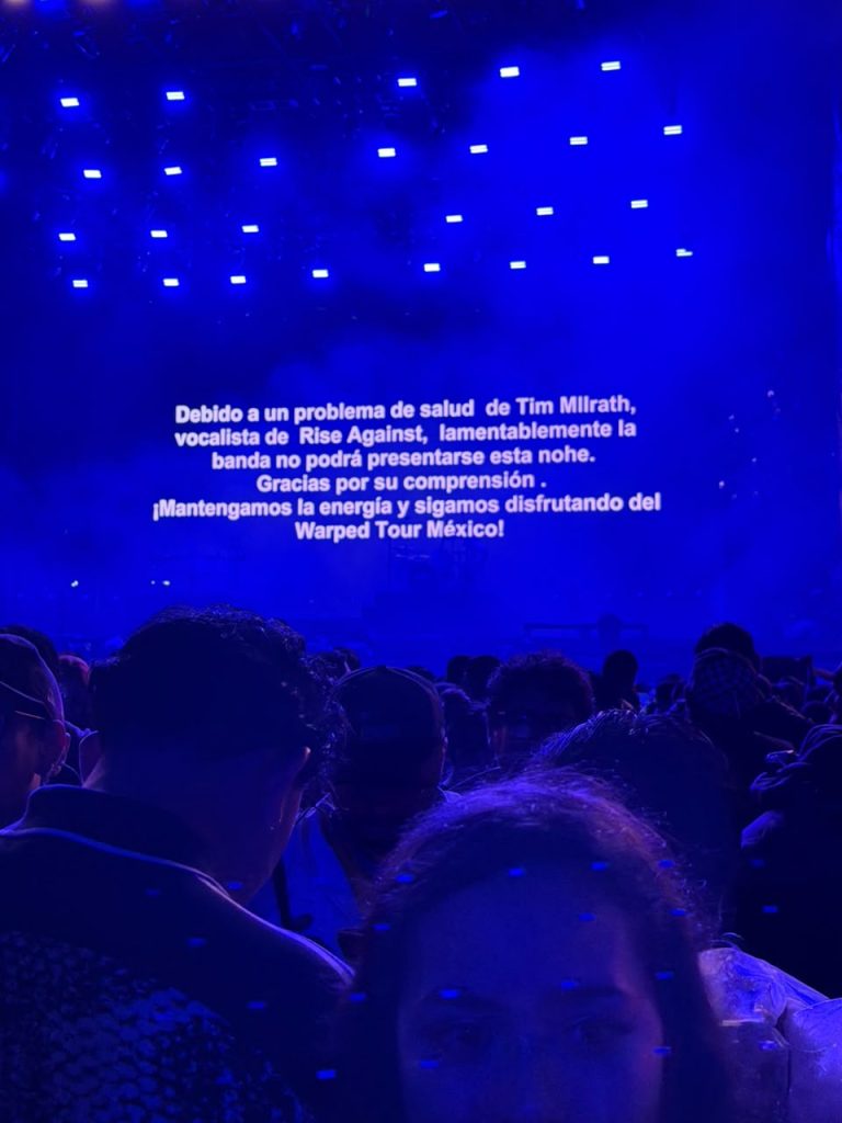 Pantalla del festival Vans Warped Tour México anunciando la cancelación de Rise Against por salud de Tim McIlrath.