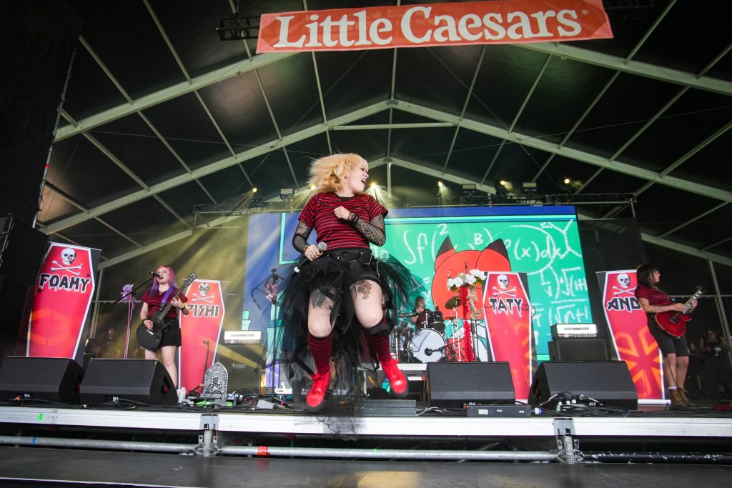 La banda Bloody Benders en vivo sobre el escenario Little Caesars durante el Vans Warped Tour México 2026.