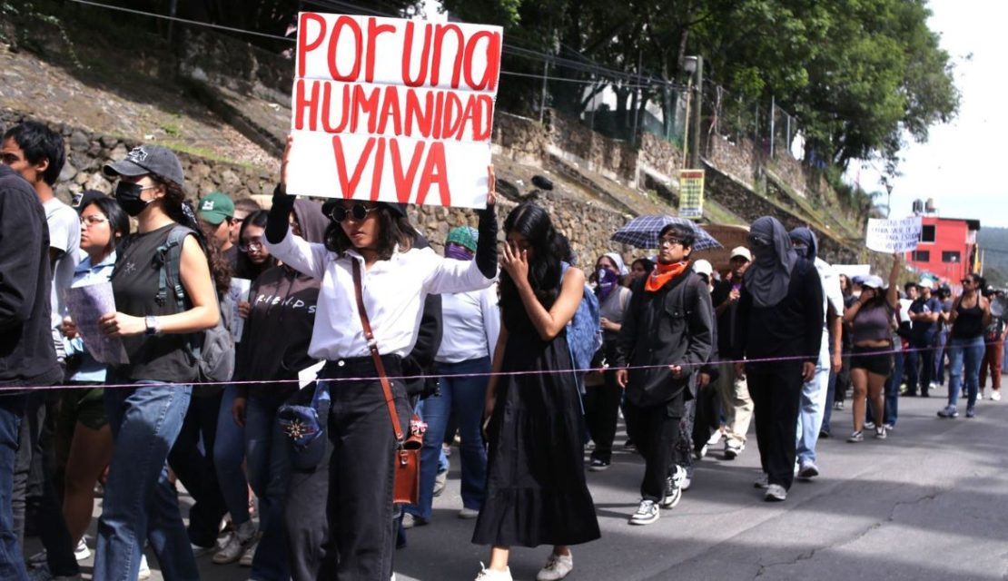 Estudiantes de la UAEM marchan en Cuernavaca para exigir justicia por Claudia Tacoronte