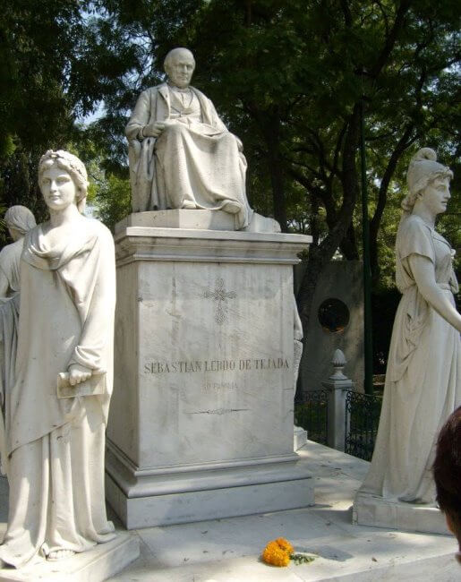 5 rincones del Panteón de Dolores que casi nadie conoce (y te van a poner los pelos de punta)