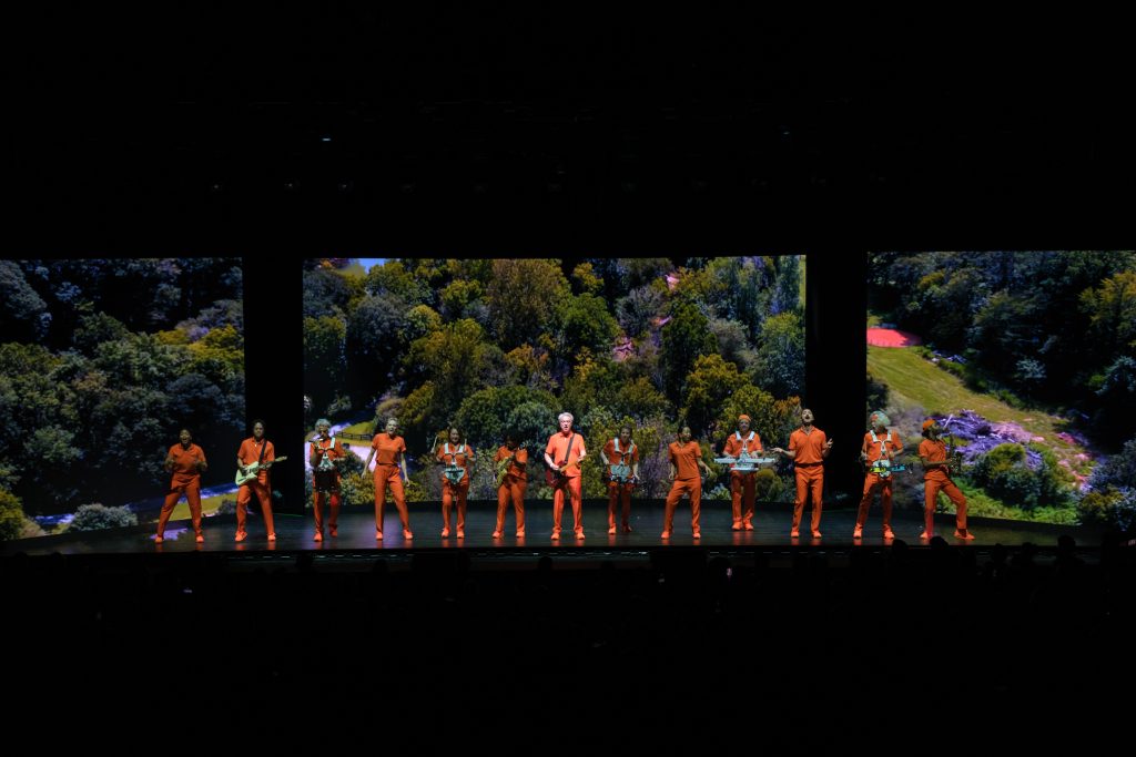 david-byrne-who-is-the-sky-teatro-metropolitan-resena-concierto