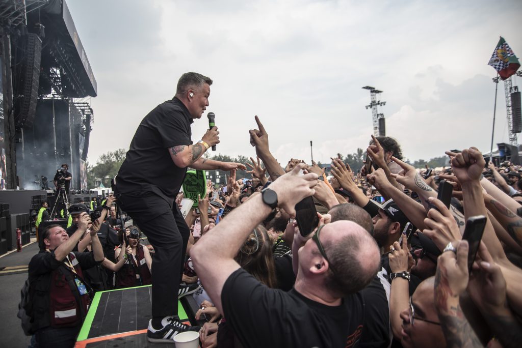 Ken Casey, vocalista de Dropkick Murphys, cantando frente al público en la barricada durante el Vans Warped Tour México 2026.