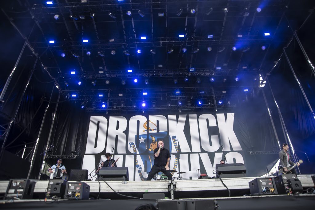 Dropkick Murphys tocando en vivo en el Vans Stage durante el Vans Warped Tour 2026 en México.