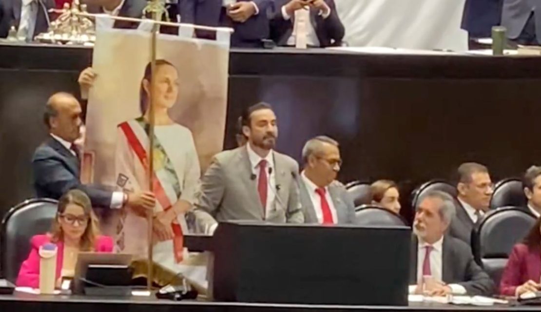 Cuando te dicen ‘trae una cartulina’ y te emocionas: Diputado lleva imagen de Sheinbaum