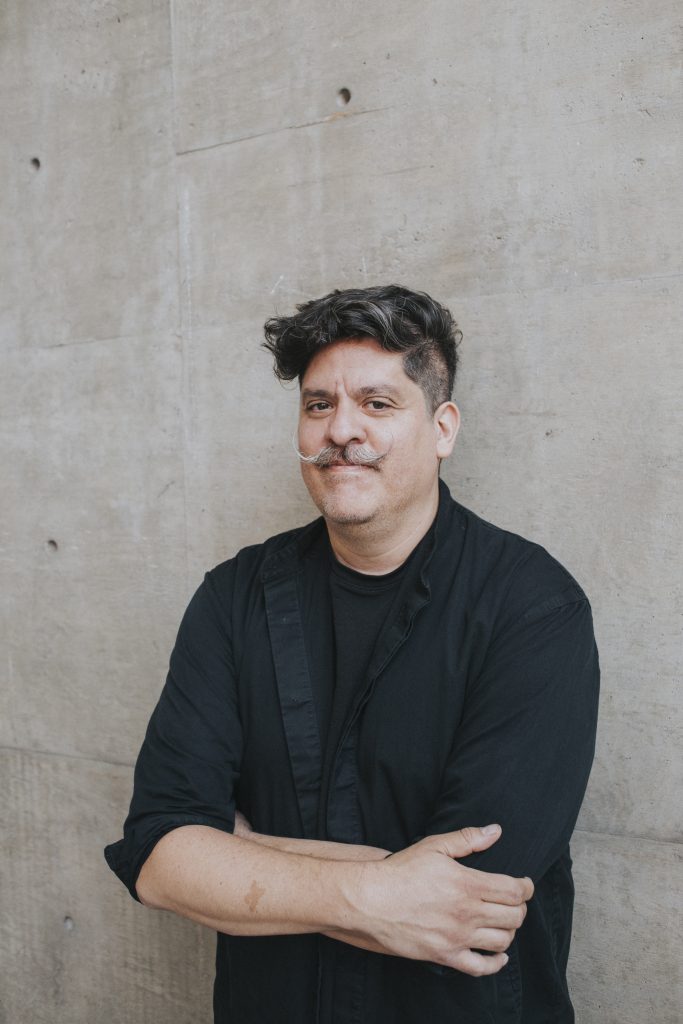 Retrato de Ricardo Lozano, gestor cultural de What Design Can Do