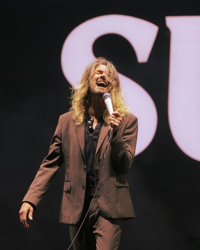 Adam Lazzara, vocalista de Taking Back Sunday, cantando en el escenario del Vans Warped Tour CDMX 2026.