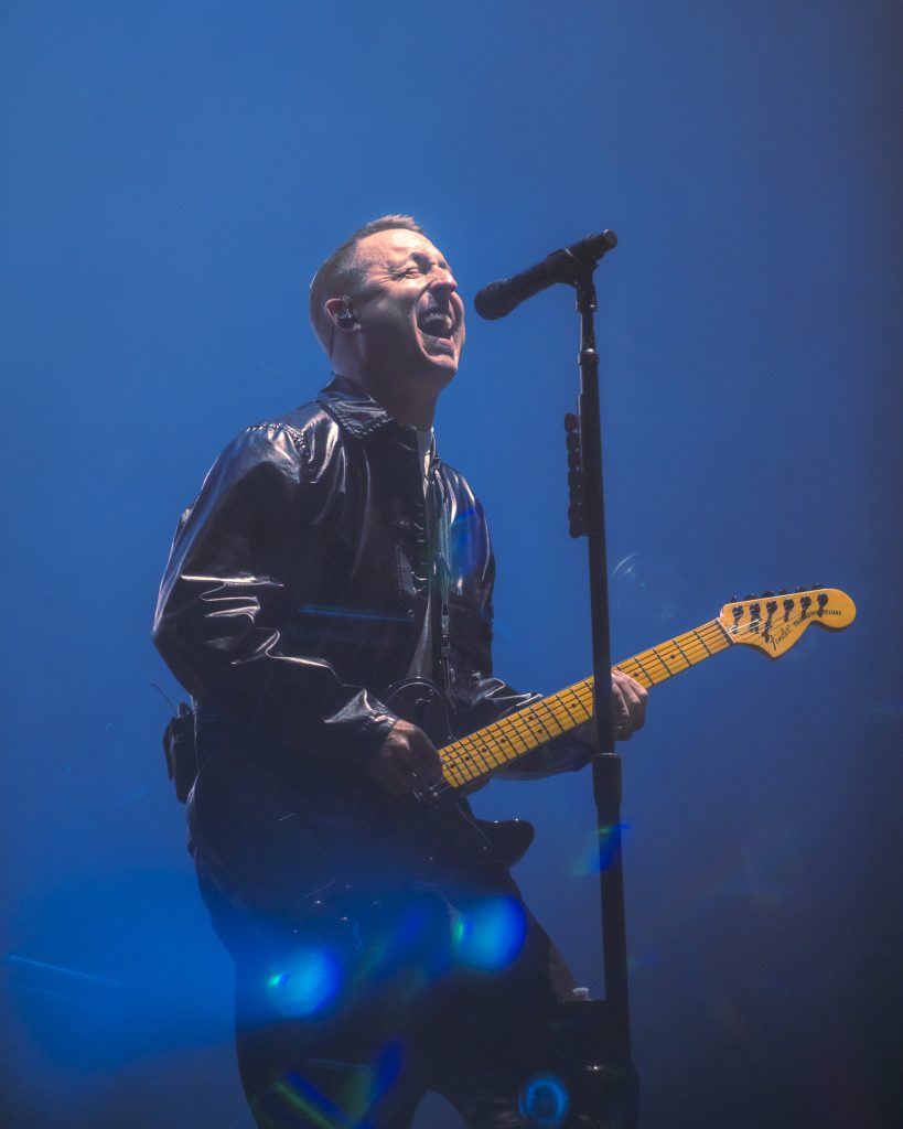 Ryan Key, vocalista de Yellowcard, cantando y tocando la guitarra en el Vans Warped Tour CDMX 2026.