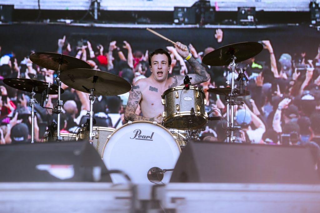 Riley Breckenridge, baterista de Thrice, tocando en vivo en el Vans Warped Tour México 2026.