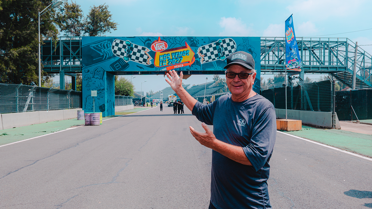 Kevin Lyman sonriendo y señalando el acceso principal del Vans Warped Tour México en el Autódromo Hermanos Rodríguez.