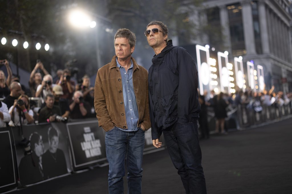 Fotografía de Noel y Liam Gallagher posando juntos durante la premiere en el Reino Unido del documental 'Oasis: Don't Look Back in Anger'.