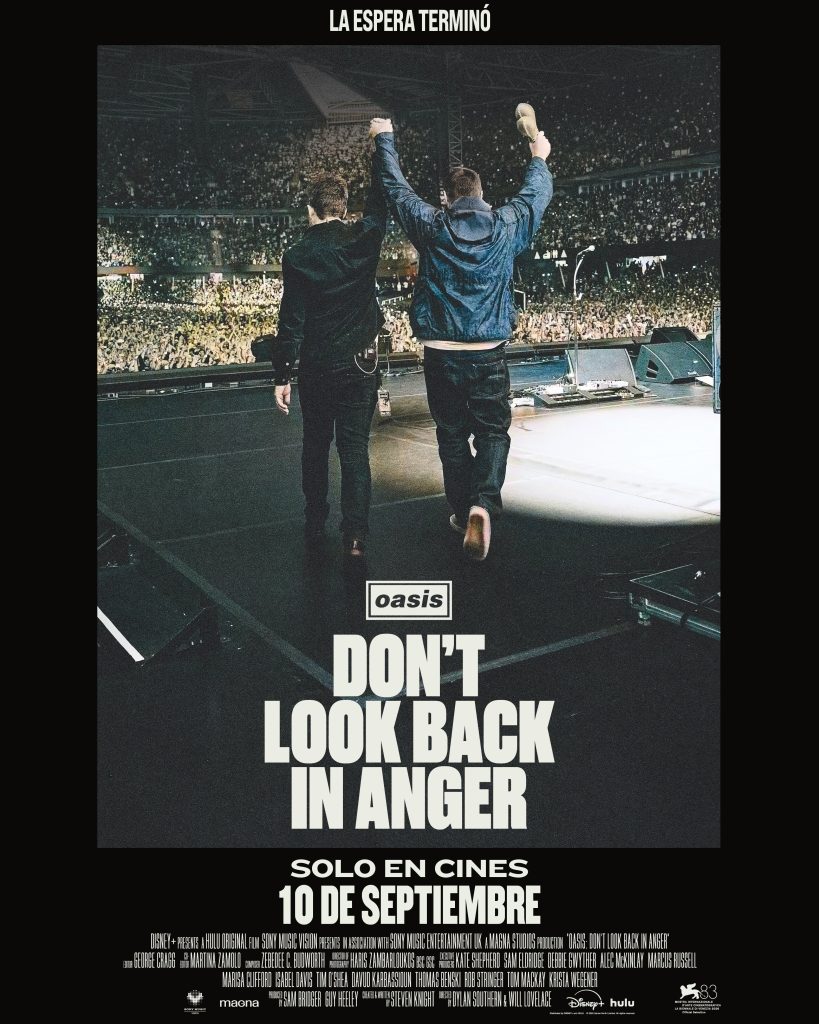 Póster oficial del documental de Oasis, Don't Look Back in Anger, que muestra a Liam y Noel Gallagher de espaldas caminando hacia un escenario lleno de público.