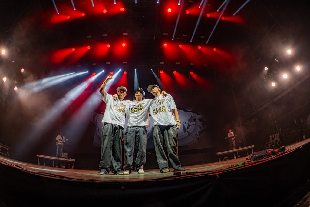 Kevis y Maykyy sobre el escenario al finalizar su show en el Vans Warped Tour CDMX 2026.