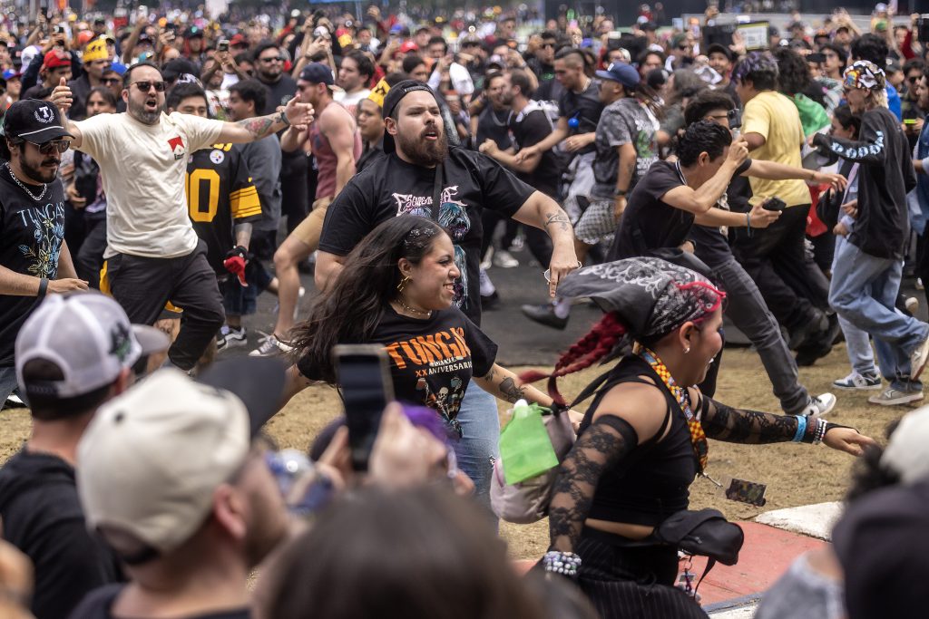 Asistentes armando un mosh pit y slam en el público durante el Vans Warped Tour México 2026.