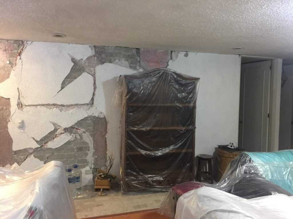 Interiores con grietas y daños estructurales en edificio afectado por sismo en la colonia Roma CDMX