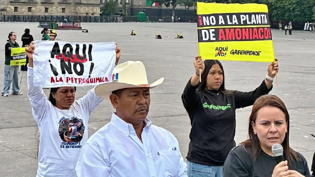 activistas-escalan-asta-bandera-zocalo-exigen-cancelar-planta-amoniaco-topolobampo