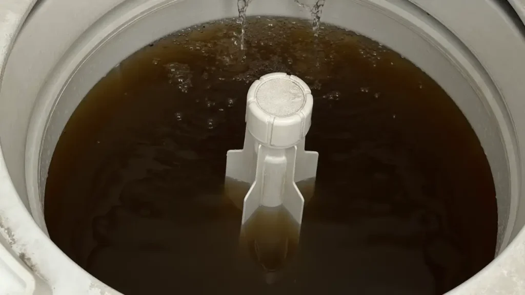 ¿Agua amarillenta, negra y con olor a caño? Esto está pasando con el líquido vital en Guadalajara