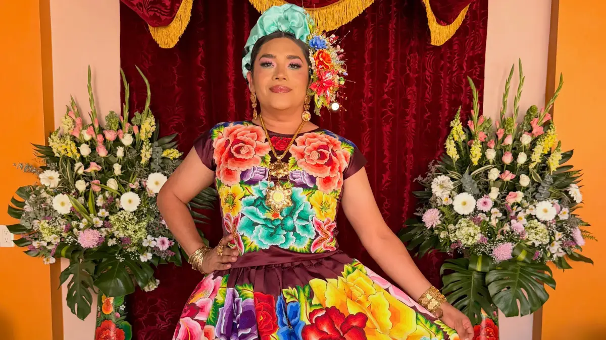 Atacan casa de Elvis Guerra, diseñador y poeta muxe que vistió a Sheinbaum para el Grito