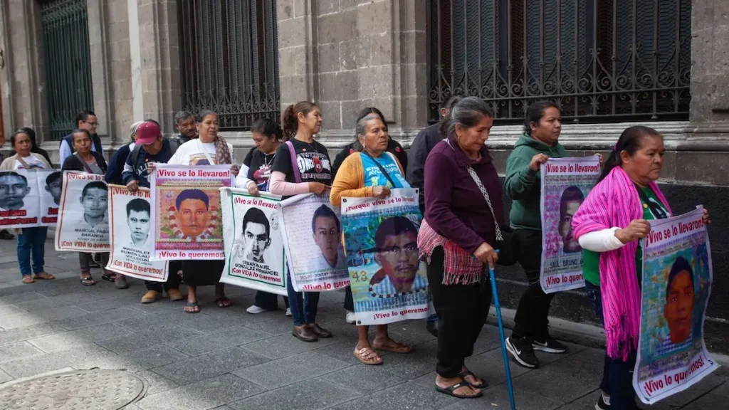 8 exfuncionarios investigados por el caso Ayotzinapa