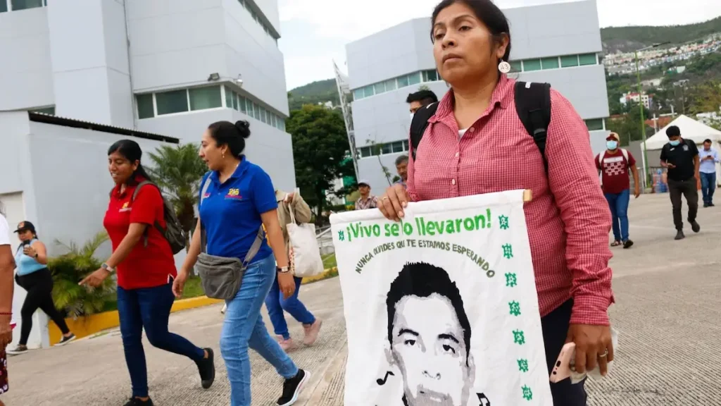 8 exfuncionarios investigados por el caso Ayotzinapa
