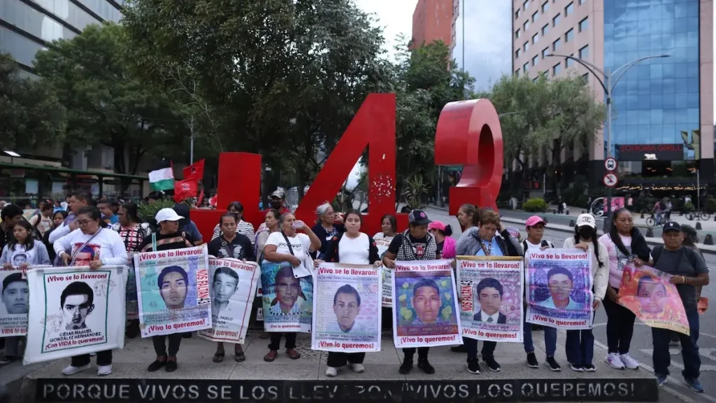 8 exfuncionarios investigados por el caso Ayotzinapa