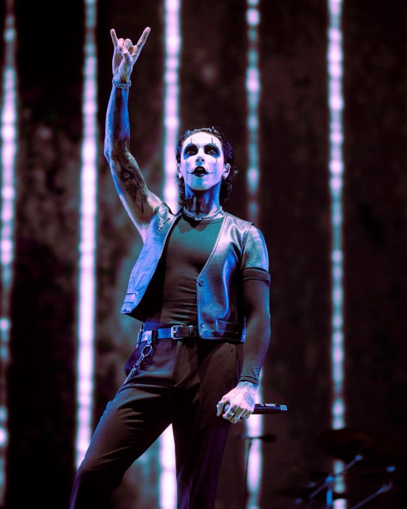 Andy Biersack, vocalista de Black Veil Brides, haciendo la seña del rock sobre el escenario en el Vans Warped Tour México 2026.