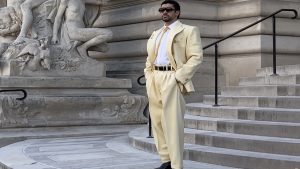Bad Bunny en traje blanco en escaleras