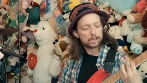 Brady Ebert en sesión Tiny Desk de Turnstile