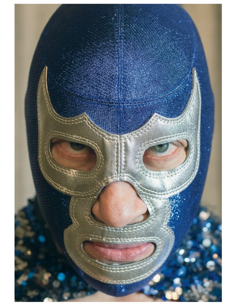 Retrato en primer plano del luchador Blue Demon Jr. portando su icónica máscara azul con plateado.