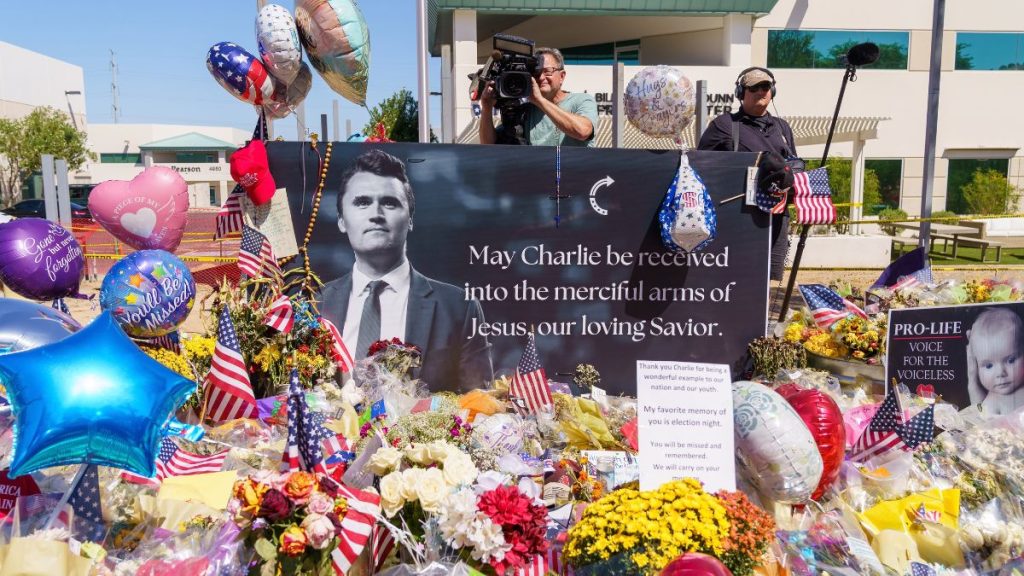 Imágenes de un altar para Charlie Kirk