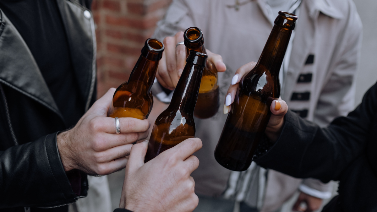 Gen Z vs Baby Boomers: ¿Quién redujo más el consumo de alcohol?