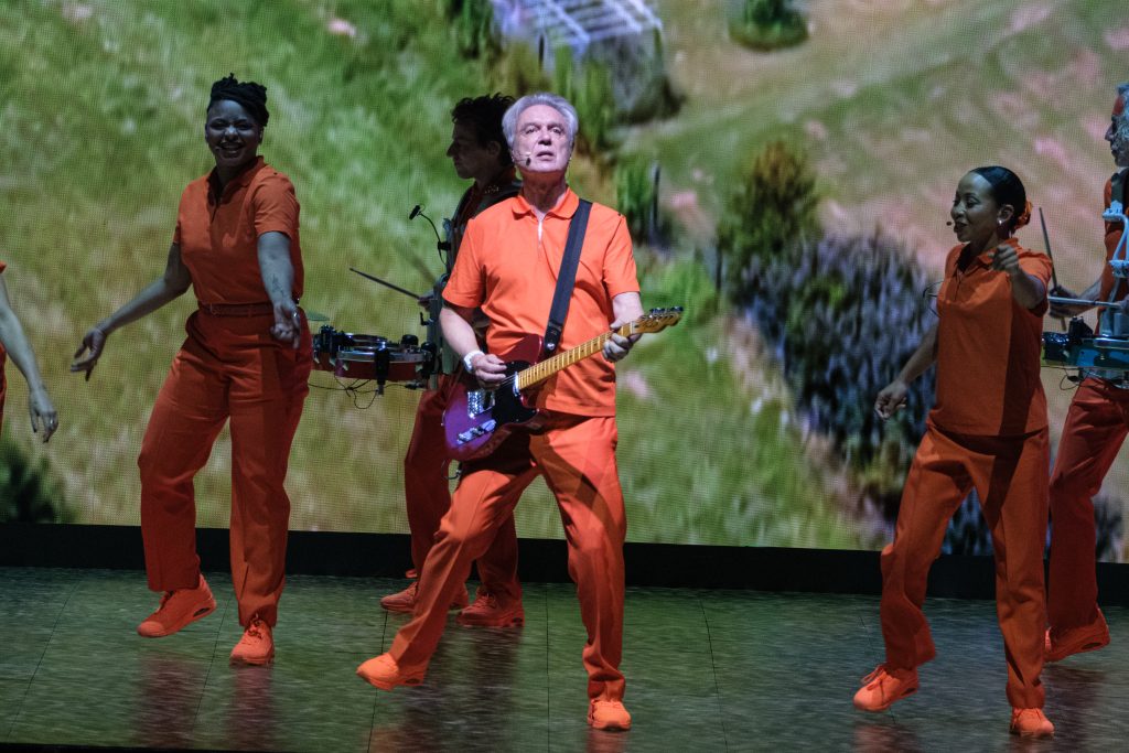 david-byrne-who-is-the-sky-teatro-metropolitan-resena-concierto