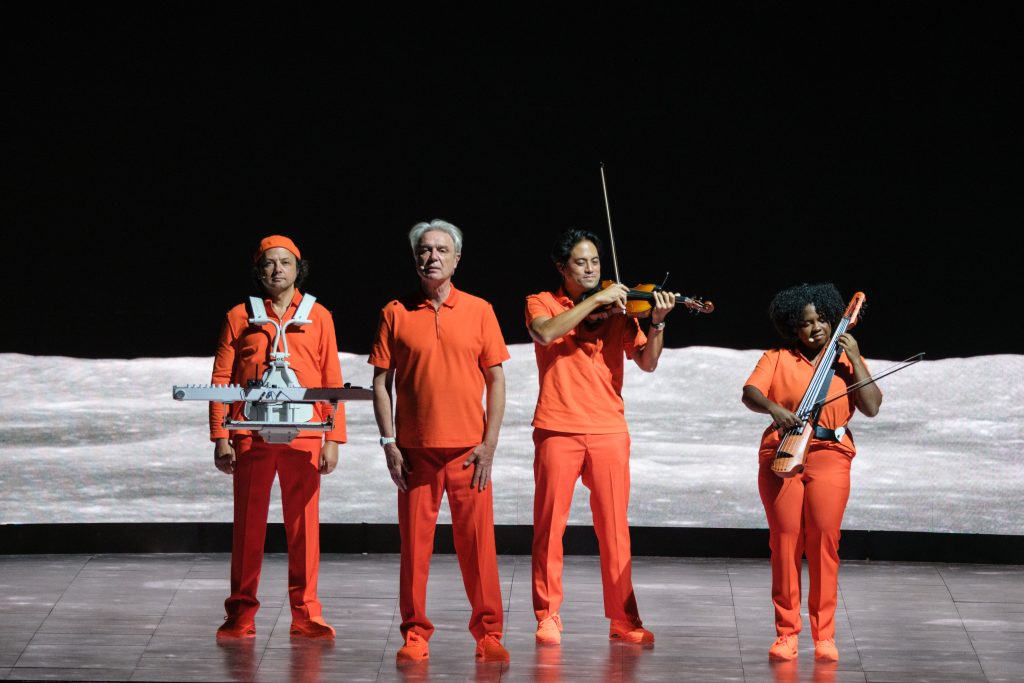 david-byrne-who-is-the-sky-teatro-metropolitan-resena-concierto