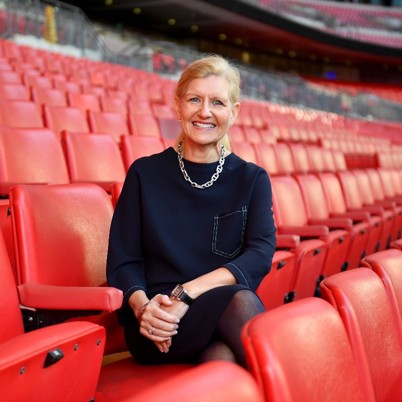 Debbie Hewitt, presidenta de la FA y vicepresidenta de la FIFA